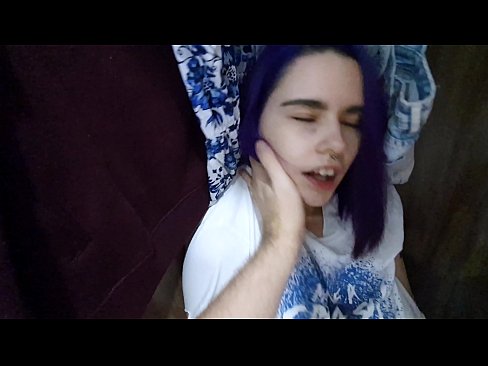 ❤️ Natagpuan ang aking kapatid na babae sa aparador at tinulungan ang kanyang cum ❤❌ Anal porn sa amin